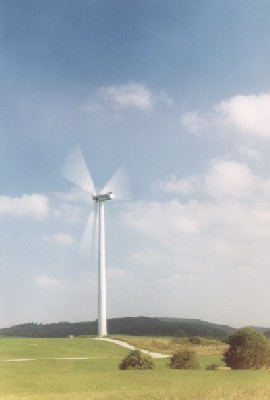 Diese Windkraftanlage steht in Willmandingen auf dem Himmelberg