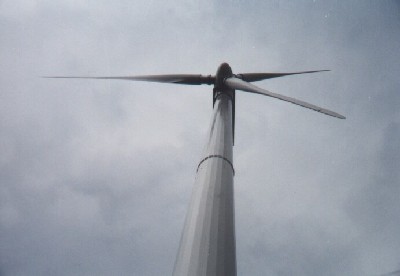 Dieses Windkraftwerk hat 600 kW (Kilowatt) bei Vollast
